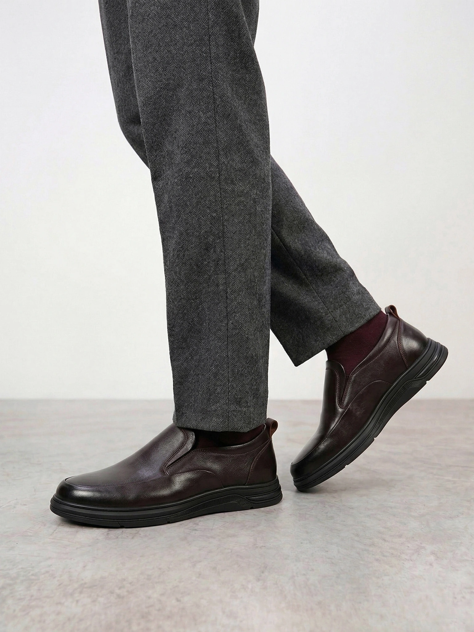 Туфли темно-коричневого цвета с эластичными вставками